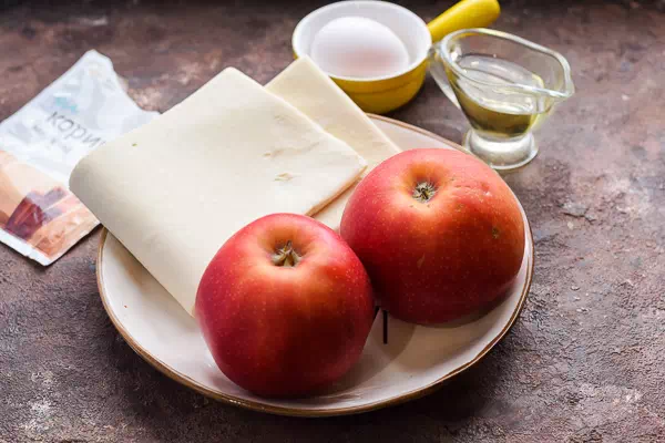 пирожки из слоеного теста с яблоками рецепт фото 1